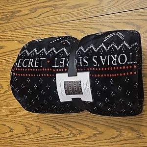 NWT Victoria's Secret cozy plush blanket